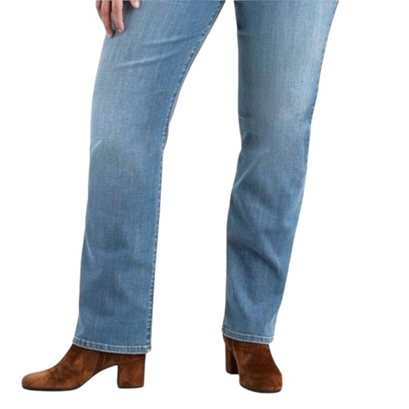 LEVI’s Classic Straight Med-Rise Blue Jeans in Size 24W NWT— CLOSET STAPLE!!! - Picture 2 of 7